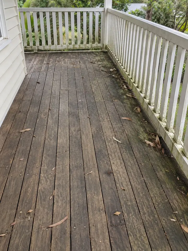 Timber deck and balustrade in brisbane before pressure cleaning